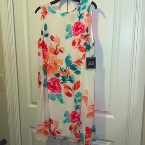 Beautiful white w flower dress. Size 16 BNWT